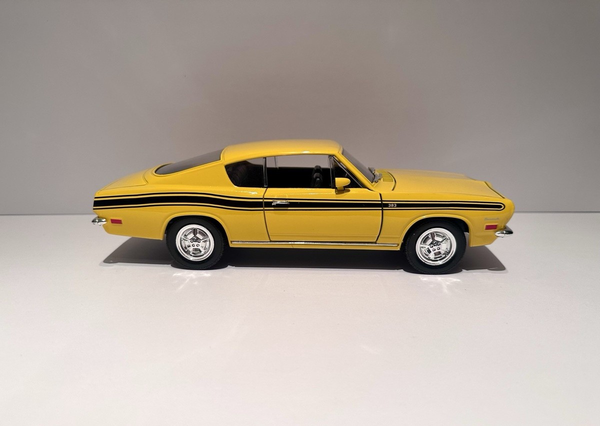 ミニカー Road Signature 1969 Plymouth Barracuda Road Signature 1969 Plymouth Barracuda 1:18 Scale Yellow Diecast