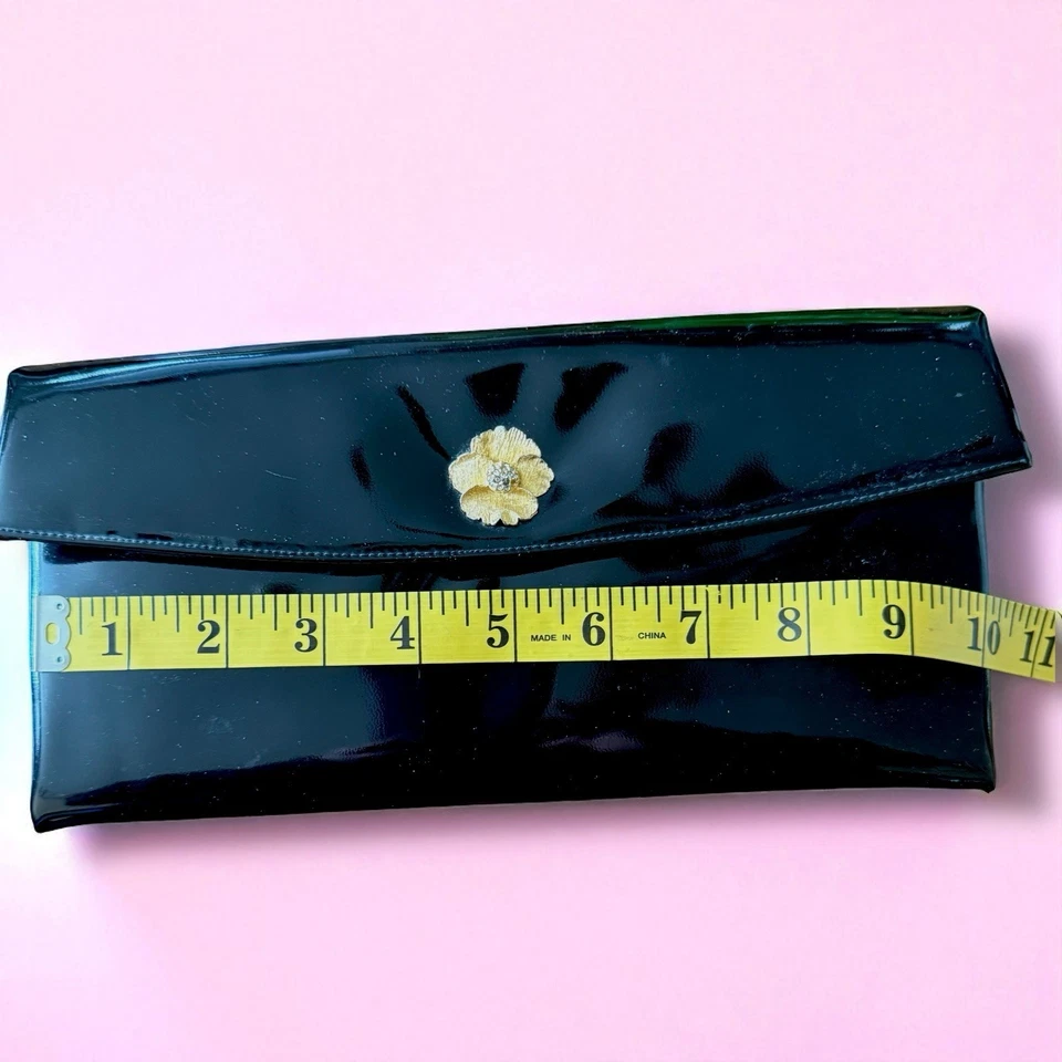 Cartera clutch de charol negra vintage Saks Fifth Avenue flor del pensamiento con bolsa para monedas Foto 3 de 4