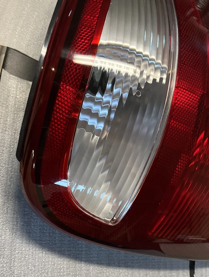 Conjunto de lámpara trasera Dorman 1610475 para modelos Chrysler Dodge 01-03 seleccionados Foto 2 de 4