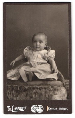 Fotografie Th. Liebert, Bremen, Fehrfeld 61, Baby im Kleidchen 