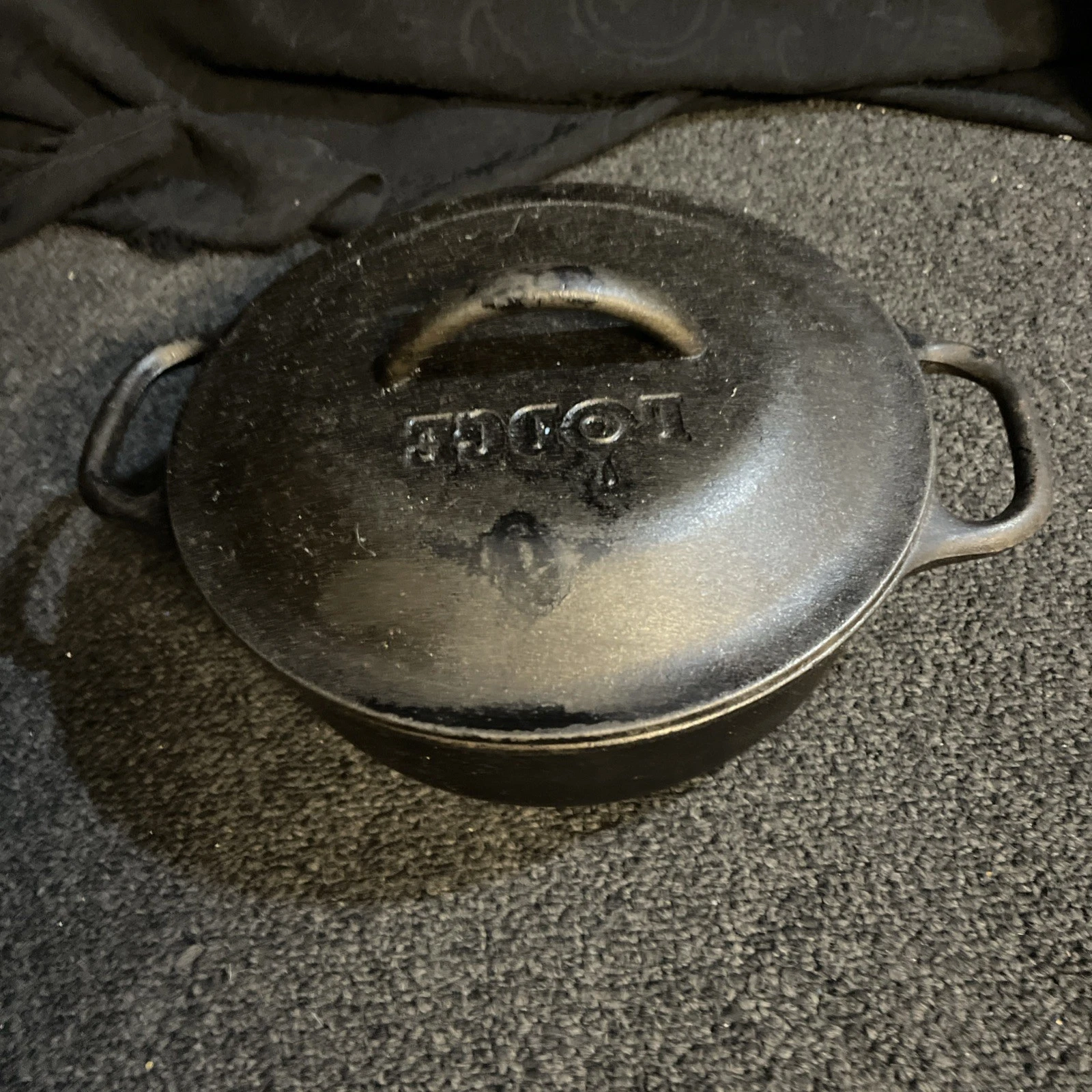 Lodge 2 Qt. Cast Iron Serving Pot 2PS2 Dutch Oven &Lid Open Fire Cooking Camping
