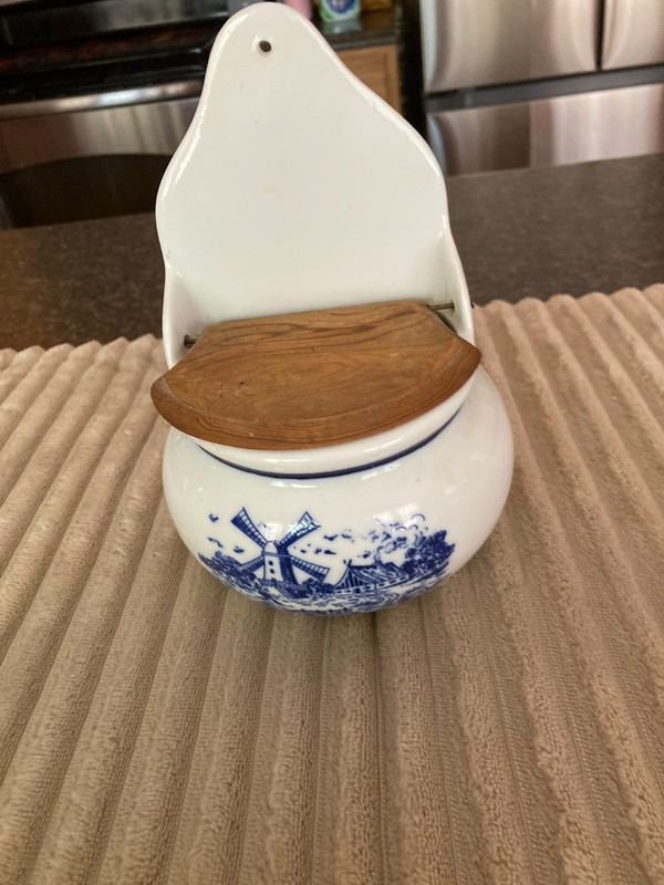 VINTAGE DELFT BLUE AND WHITE PORCELAIN SALT CELLAR WITH WOODEN LID TELEFORA