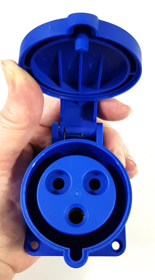 10 Pack COMMANDO 250V 32A Panel Sockets Blue MK K9433BLU - Image 2 of 4