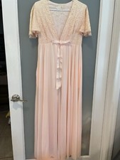 VIntage PINK LACE VINTAGE 1960s SWEEPING DRESSING ROBE Size Medium