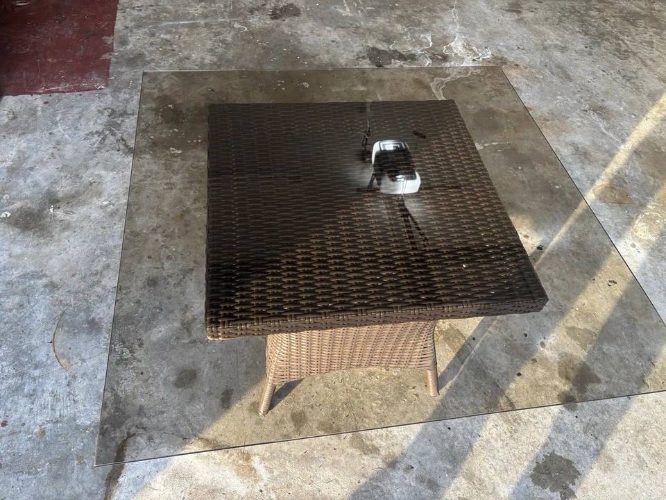 Mesa auxiliar cuadrada de mimbre marrón Hampton Bay para patio al aire libre con tapa de vidrio Foto 4 de 4