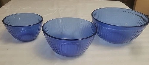 Set Of 3 Vintage Cobalt blue ribbed Pyrex bowls w/ lids 10 Cup, 6 Cup, 3 Cup