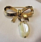 VINTAGE COSTUME JEWELRY GOLD TONE BOW SHAPE BROOCH PIN WITH MOTHER OF PEARL