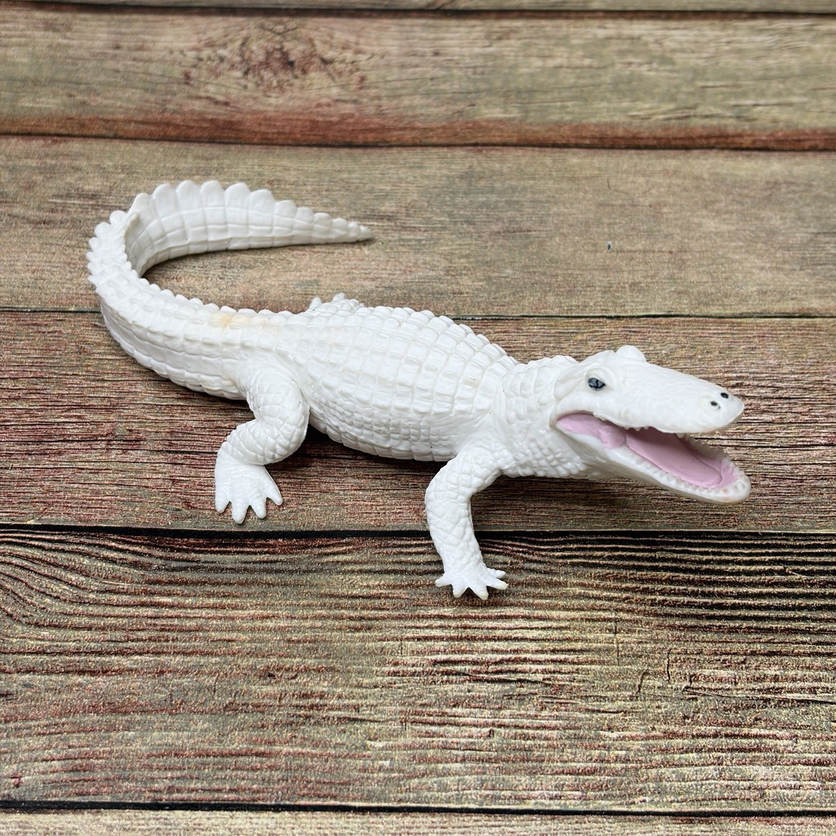 1997 Safari Ltd. Albino White Alligator Collectible Animal Toy 