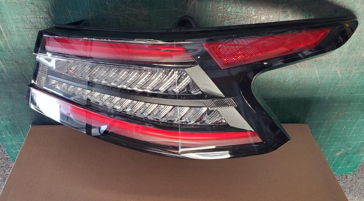 NISSAN MAXIMA 2019-2023 TAIL LAMP RH [DMGED-CRACKED LENS-TOP EDGE