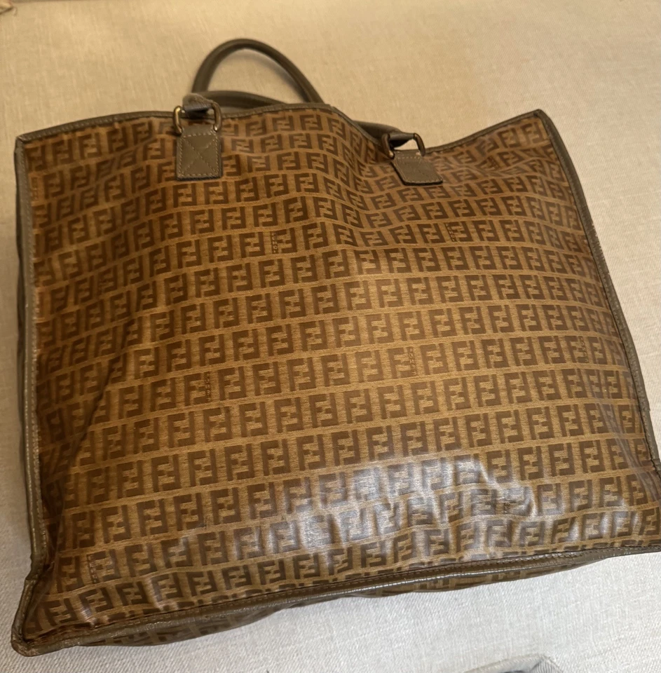 Auténtico PVC Fendy Monograma Zucca Logo Marrón Foto 4 de 4