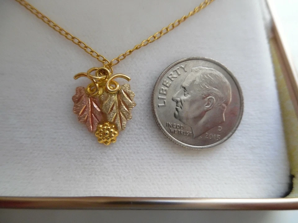 Colgante Landstrom's Black Hills oro 10K dos hojas enredaderas y uvas Foto 3 de 4