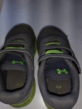 UNDER ARMOUR TODDLER/BOYS SIZE 9 SHOES. These shoes are gray w/green accents. Th