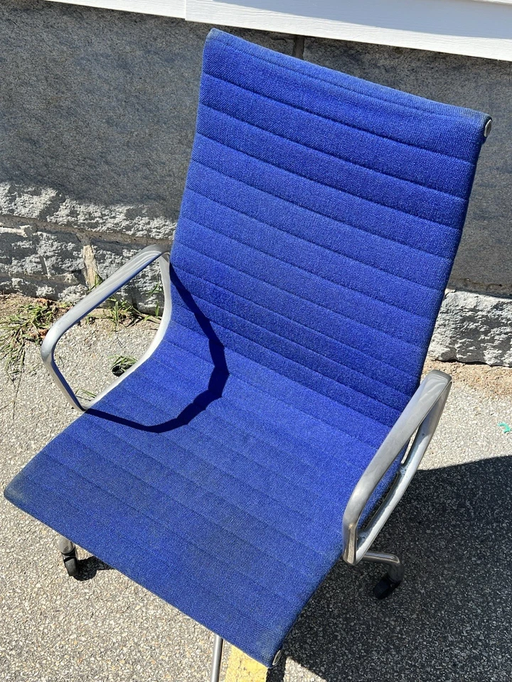 Silla Eames Herman Miller Aluminio Grupo Altura Ejecutiva Azul Lúpulo Años 70 IBM Foto 3 de 4