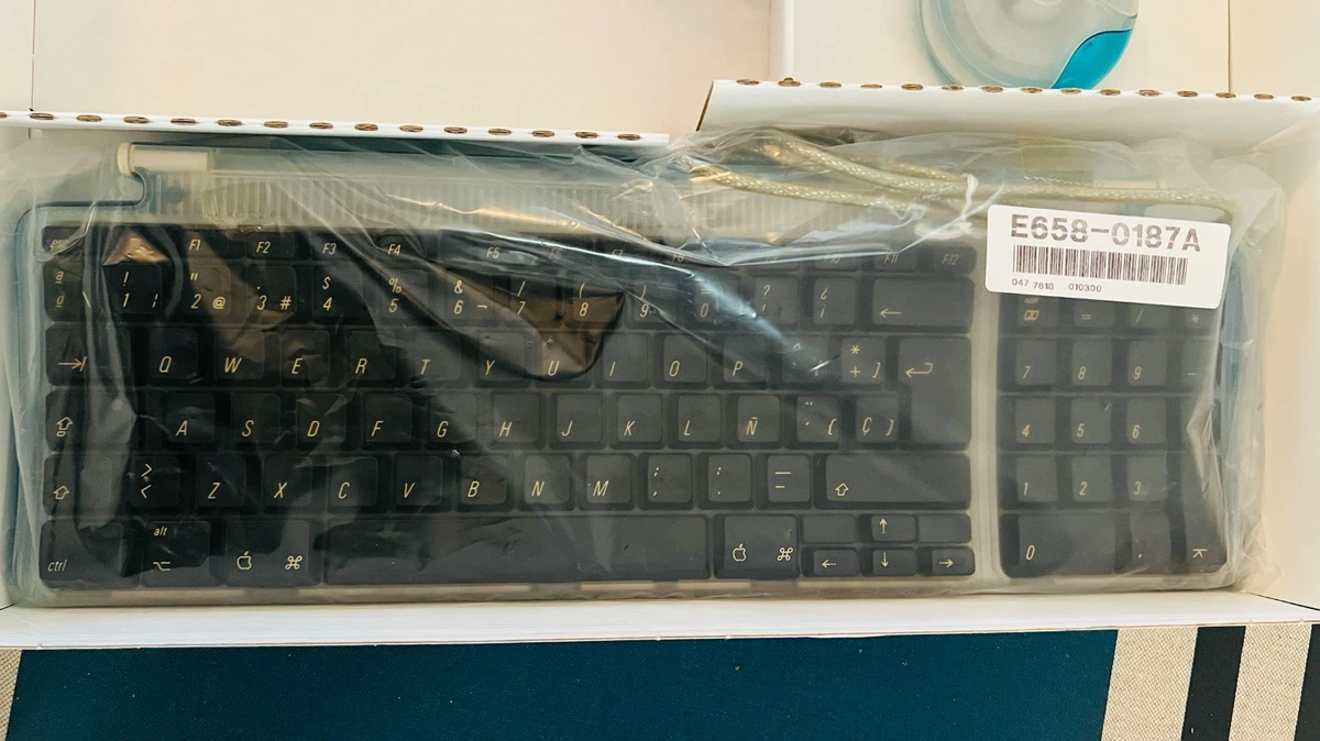 Apple iMac G3 Blueberry 350MHz (2000) – Near Mint – Complete in Original box