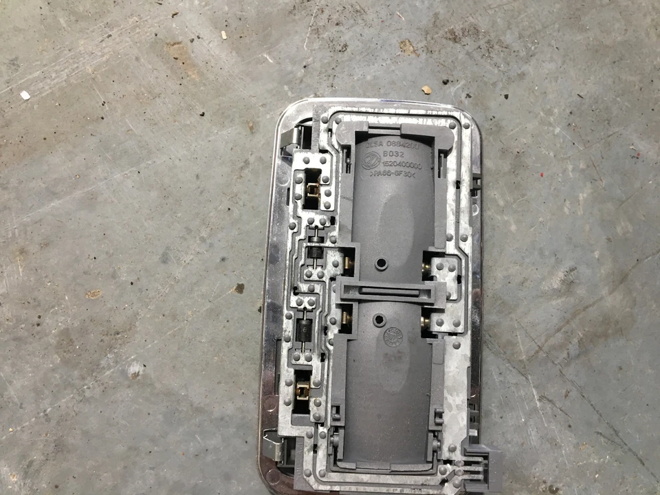 Alfa Romeo GT 3.2 V6 interior light 2010 car - image 2 of 3