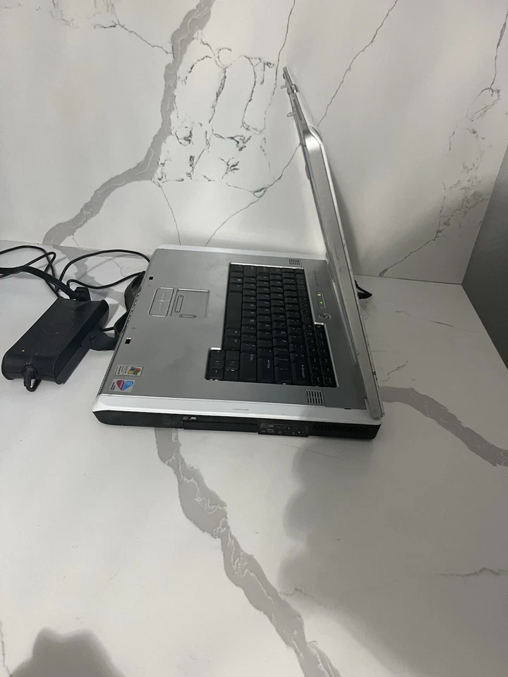 Dell Inspiron 9300 laptop Pentium M 2.13 GHz 100GB 2gb Windows XP Wifi Dvd - Image 3 of 4