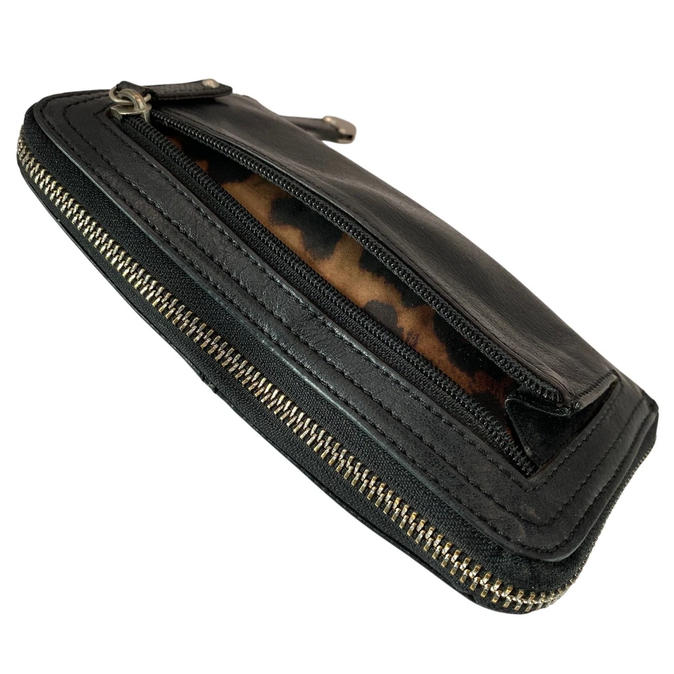 Cartera de cuero B. Makowsky con tachuelas negra con cremallera alrededor para mujer clásica atemporal Foto 4 de 4