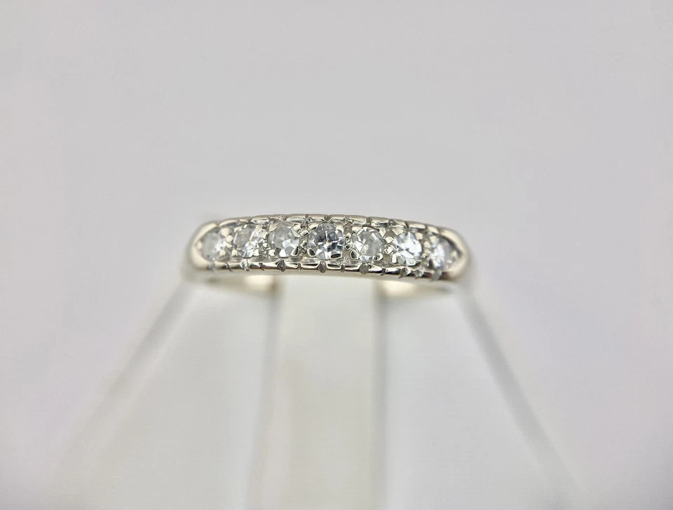 Alianza de boda Art Deco de oro blanco de 14k redonda de diamantes de corte único Foto 3 de 4