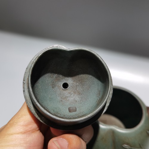 Chinese Yixing Zisha Clay Handmade pattern Exquisite Teapot 品名:寿桃壶 低款:蒋蓉 - Picture 5 of 9
