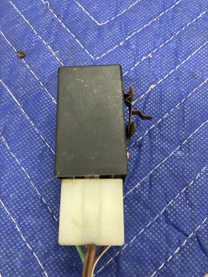 1984-1991 BMW 318i 325i E30 Seat Belt Warning Relay Unit 1372719 OEM #2685M - Image 4 of 4