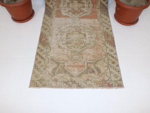 Alfombra de corredor turca vintage de 2,7 x 9,2 pies (83 x 283 cm) hecha a mano roja descolorida corredor largo - Imagen 3 de 10