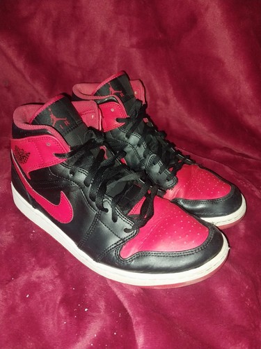 Size 11 - Jordan 1 Retro mid Bred