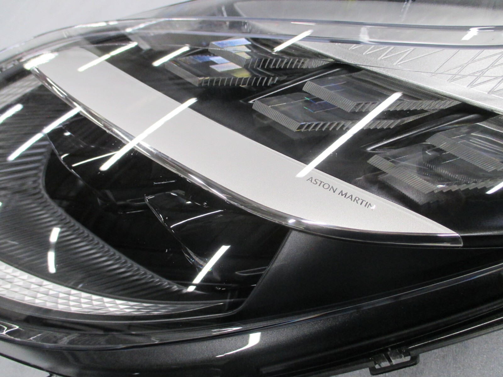 ASTON MARTIN DB12 LEFT FRONT HEADLIGHT