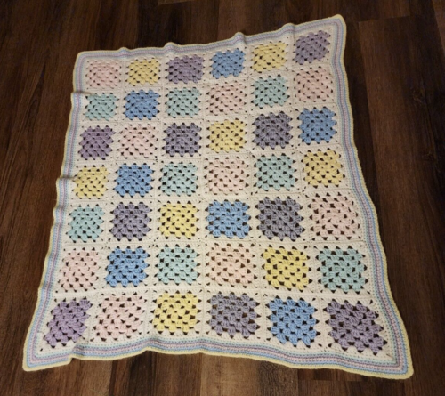 Vintage Crochet Baby Afghan Throw Blanket Pastel Granny Square Handmade  48x56 - Afbeelding 1 van 4