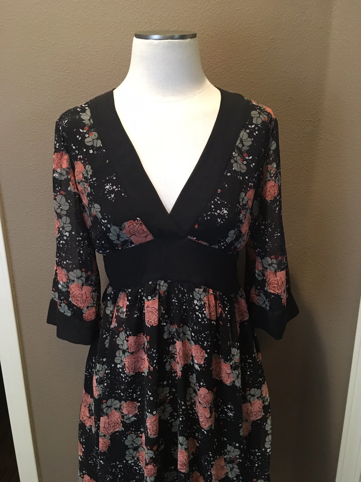 VETEMENTS Abito Y2K GNW 6 nero floreale scollo a V cottage core con maniche kimono