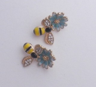 10 PCS ENAMELED BLUE FLOWER W/ BEE CHARMS 20X18MM