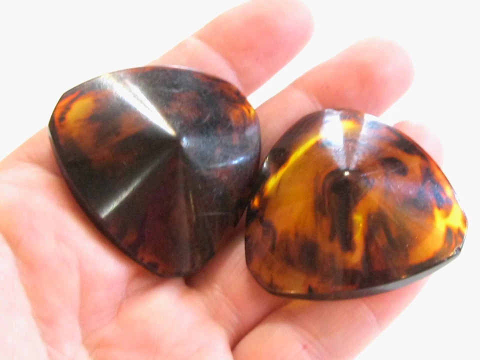 LARGE MOD VINTAGE BAKELITE BUTTON PAIR TORTOISE SHELL ROOT BEER TRIANGLE PYRAMID - Image 4 of 4