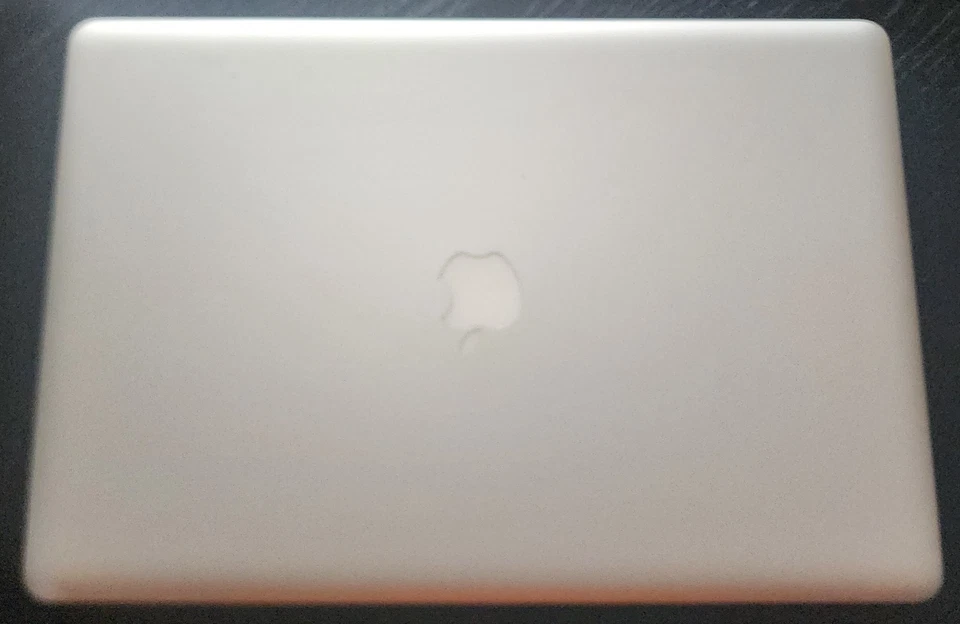 MacBook Pro 17" 2011 A1297 - FAULTY, SCREEN WRKS ON & OFF - NO HDD. INC CHARGER - Image 2 of 4