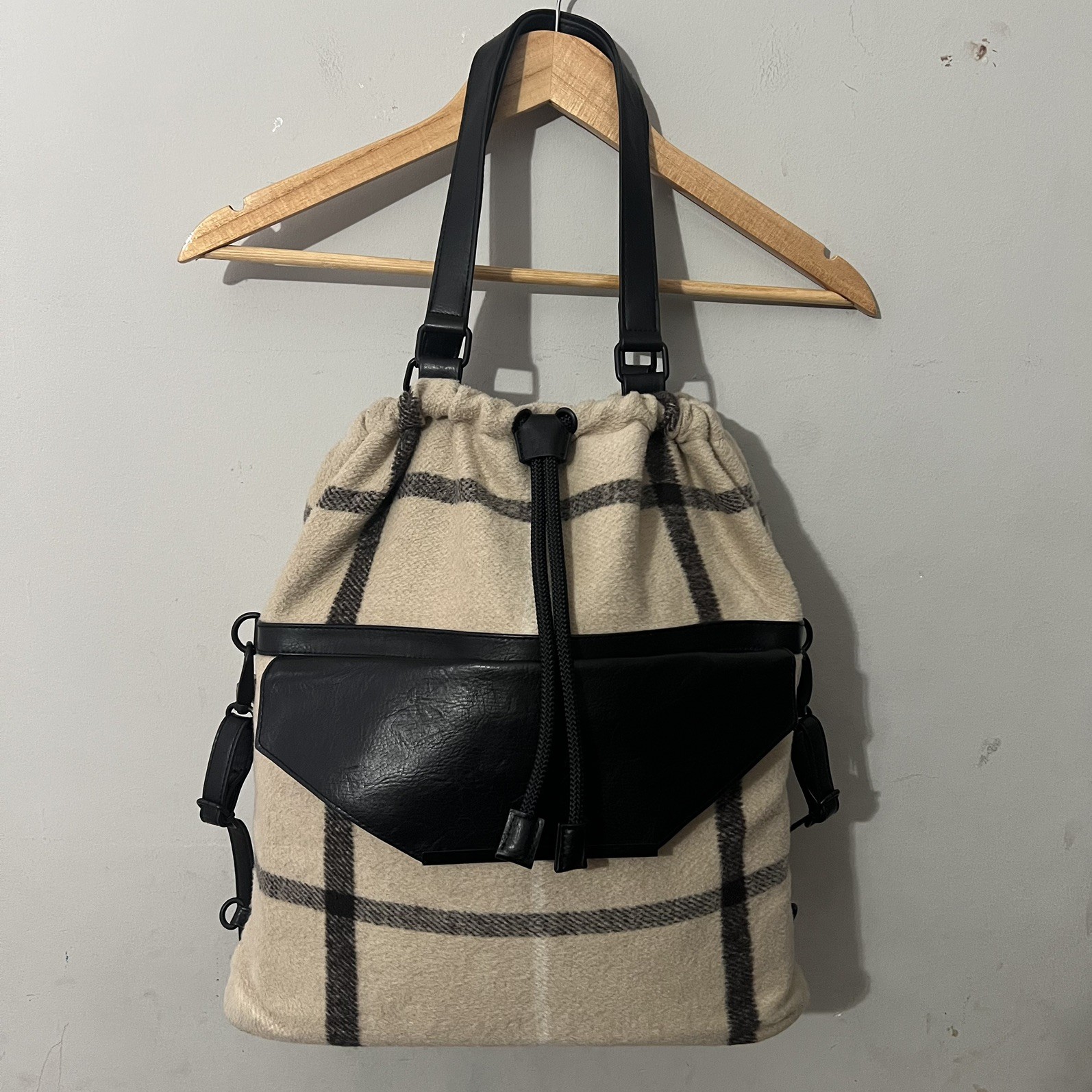 BEIS The Messengar Tote Bag Cream traveling weekend bag multi use