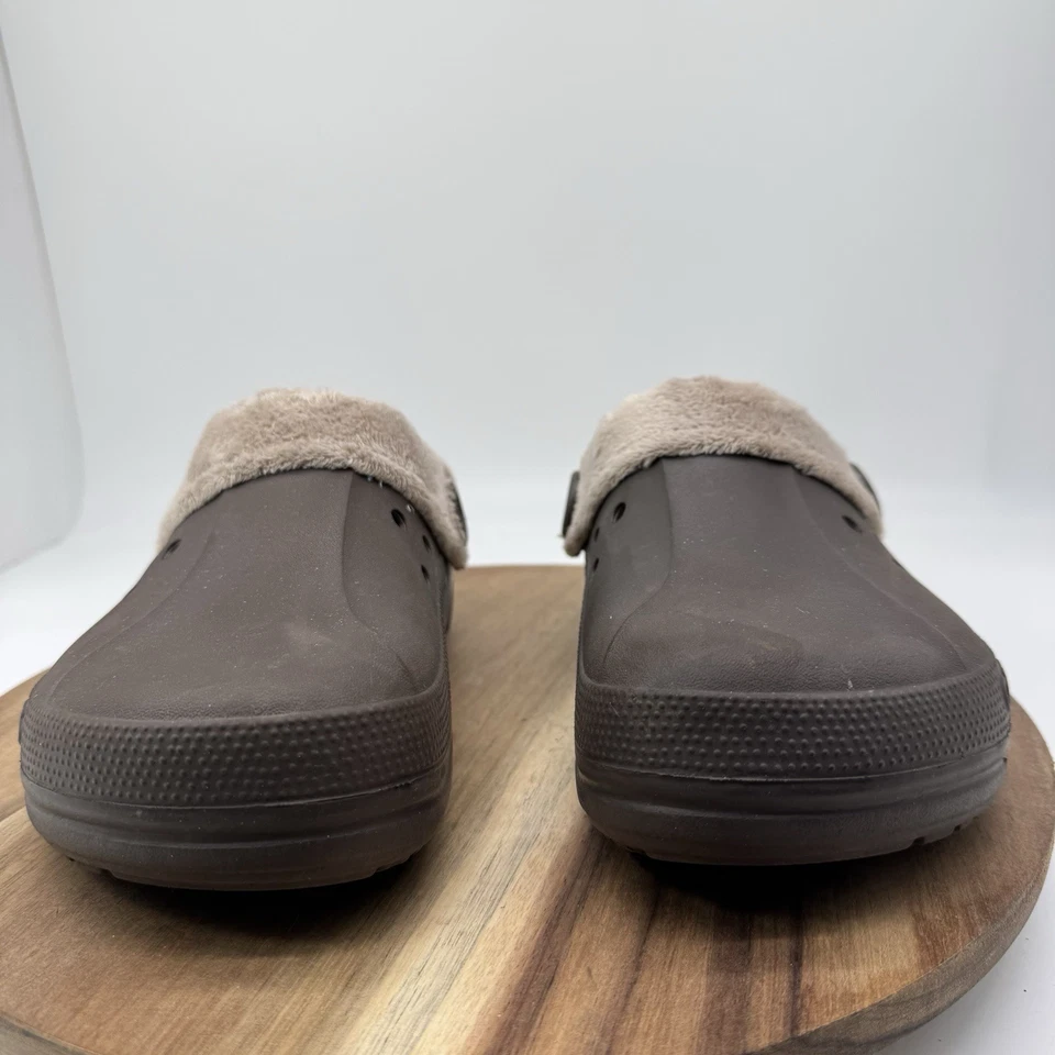 Zapatos zueco Crocs Blitzen forrados de piel polar unisex talla M-9/W-11 espresso/seta Foto 3 de 4