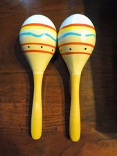 WHITE PAINTED FESTIVE WOODEN PLAY PRETEND MUSICAL INSTRUMENT SHAKER MARACAS 2 