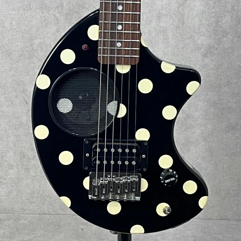 Guitarra elétrica FERNANDES ZO-3P DOT década de 1990 tipo preto com bolinhas brancas usada - Imagem 3 de 4