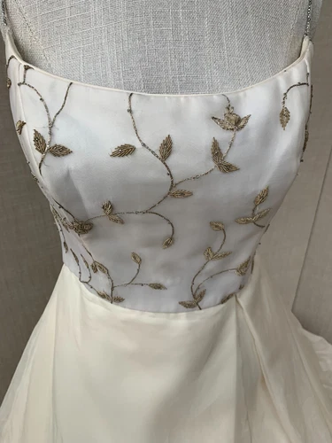 Bridal dress Givenchy wedding gown, silk embroidered leaves motif, sample dress  - Picture 16 of 24