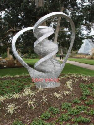 PHOTO  SCULPTURE BOOTSTRAP DNA IN KEW GARDENS SCULPTURE BY CHARLES JENCKS 2003