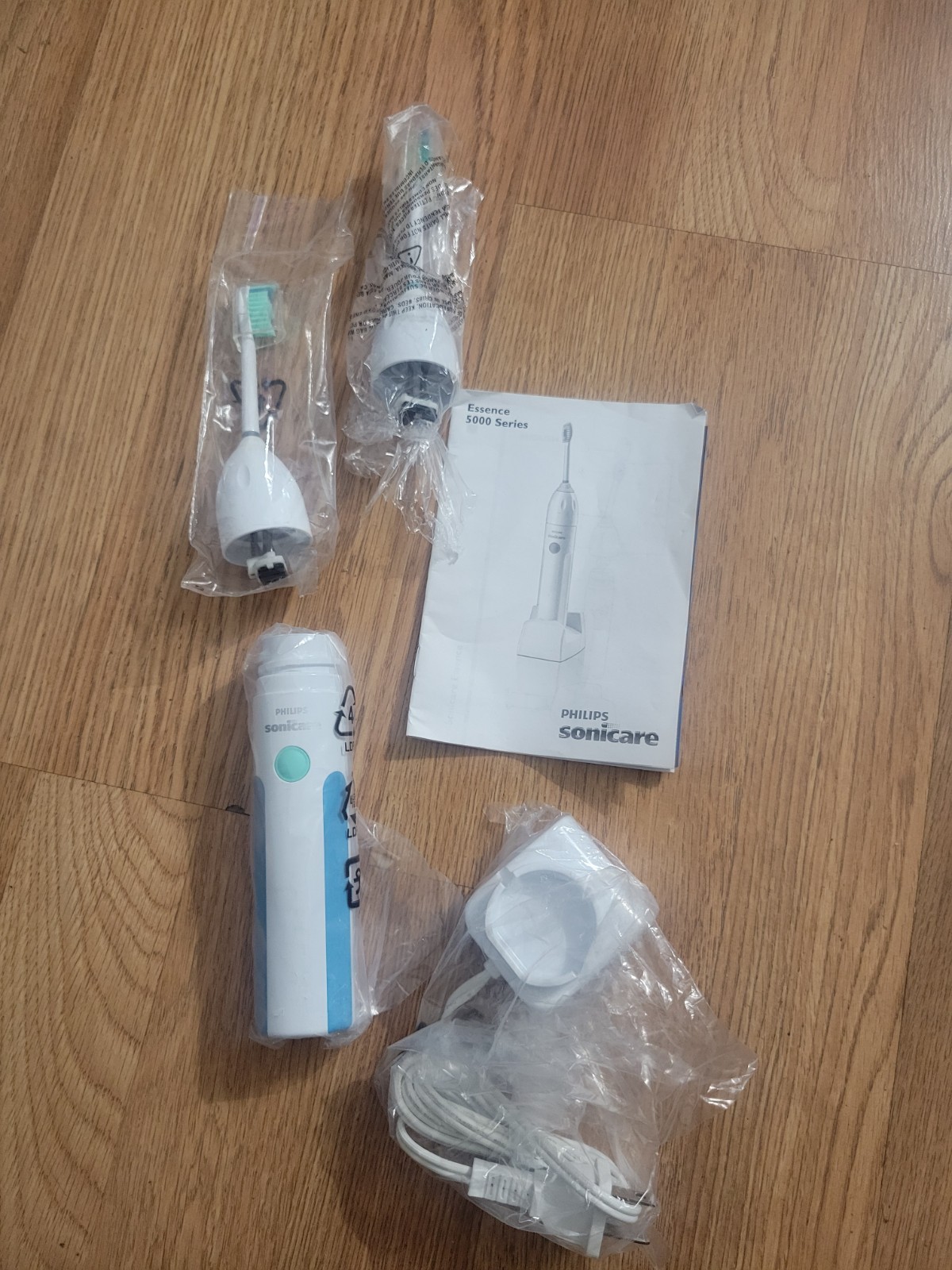 Philips Sonicare Essence 5000 Series Rechargeable Toothbrush WITH 2 HeadS