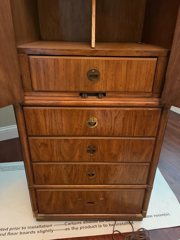 Par - Gabinetes estilo chiferobe Drexel Campaign Accolade, 80" T, 23,5" W, 19" D Foto 3 de 4