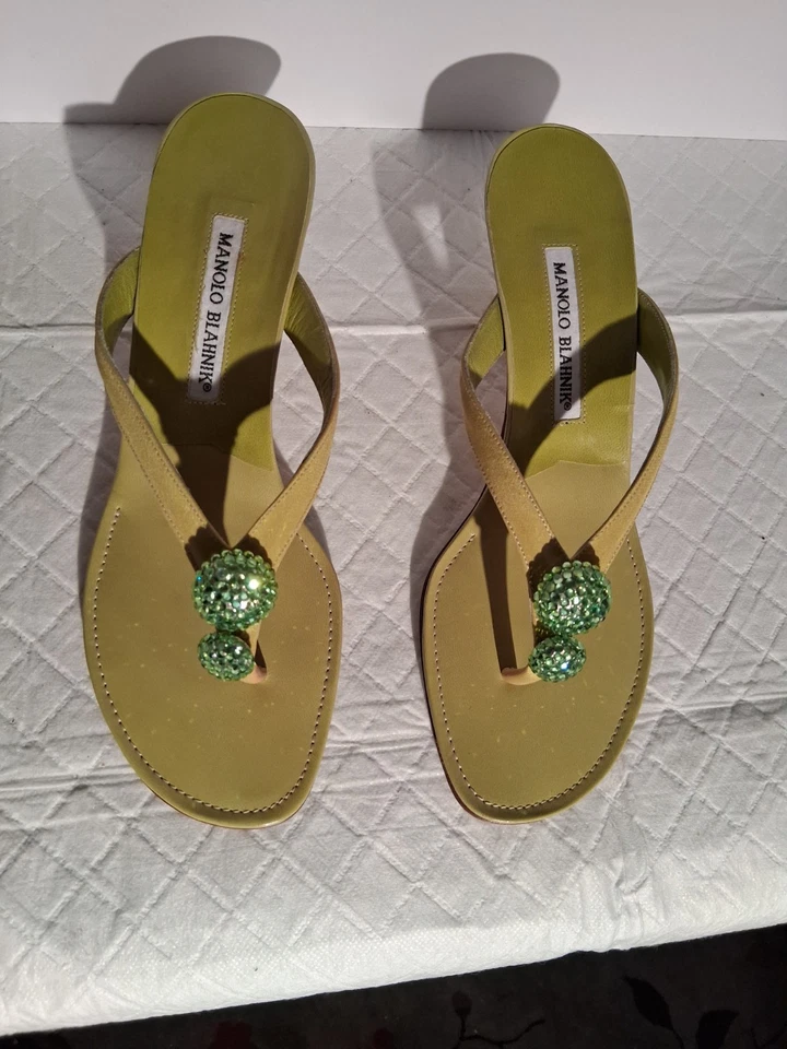 Manolo Blahnik Afribead verde suave M390. Precio original nunca usado $530.00 Foto 4 de 4