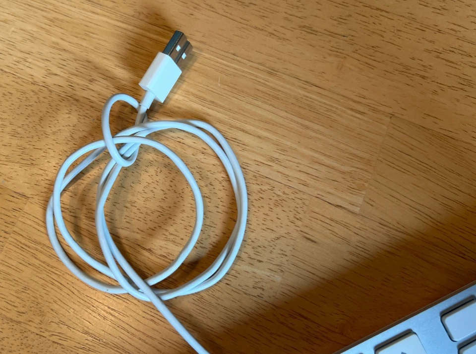 COMO NUEVO: Teclado extendido con cable Apple A1243 MB110LL/A - Blanco/Aluminio Foto 4 de 4