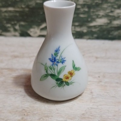 Meissen White Porcelain Bud Vase Glossy Floral 2 1/2'' Pattern Blue Yellow Green