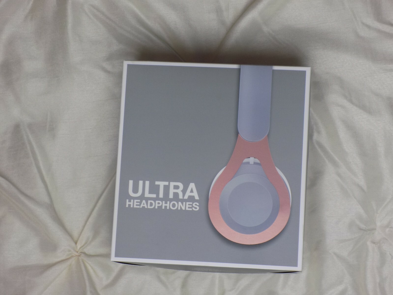 White and Metallic Ultra High-Quality Sound Headphones with 