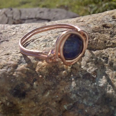 Fine bague en lapis lazuli et cuivre massif, fait mains artisanal, wire wrapping - Photo 1/3