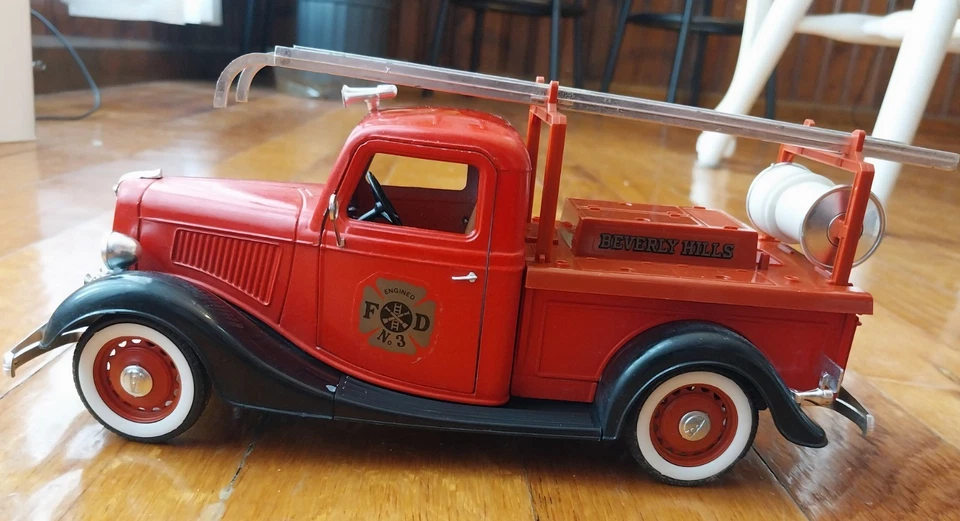 Camioneta Ford Pompier 1936 Solido, roja con interior marrón, 18/01 Foto 3 de 4