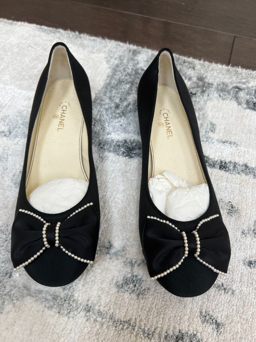 Chanel Black Satin CC Logo Pearl Bow Flat Shoes Size 40C/ 10 Chanel Black Satin CC Logo Pearl Bow Flat Shoes Size 40C/ 10