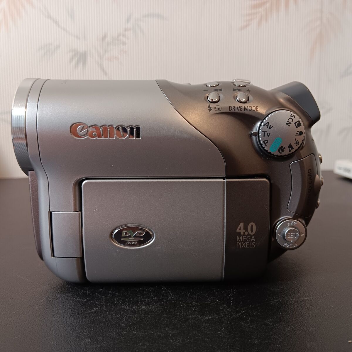 Canon DC40, 4.0 Mega Pixels, 10x Video Lens, Compact DVD Canon DC40, 4.0 Mega Pixels, 10x Video Lens, Compact DVD