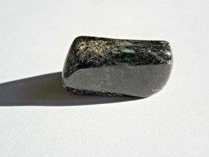 25x13mm-VERY-RARE-GENUINE-NATURAL-TUMBLED-NUUMMITE-11-6g-GREENLAND-Magical-98G