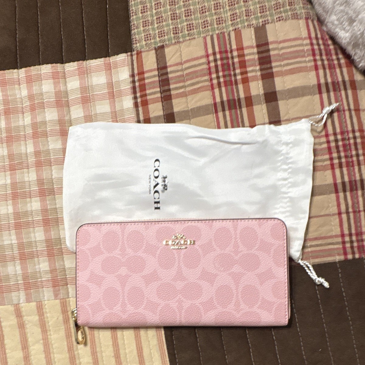 小物 COACH Signature Zip Around Wallet PINK Coach Pink Signature Logo Zip-Around Wallet w/ Zipper Accent for
